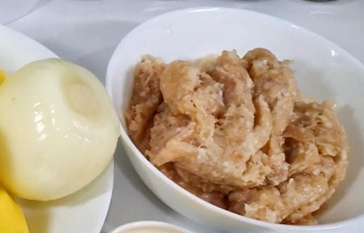 Смелете месото в кайма.