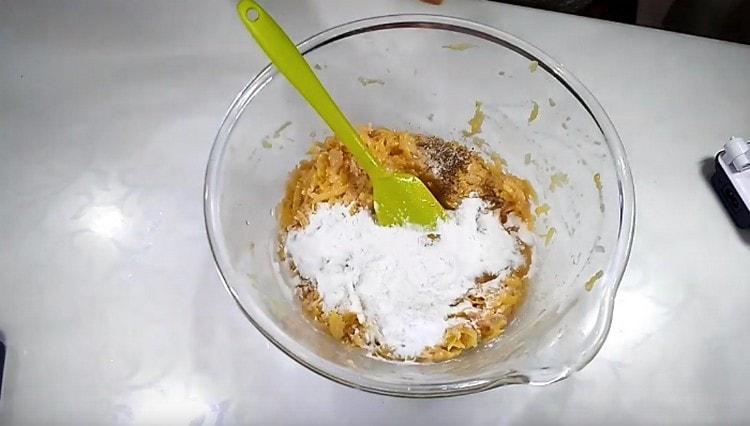 Към картофените маси добавете яйцето, солта, черния пипер, нишестето.