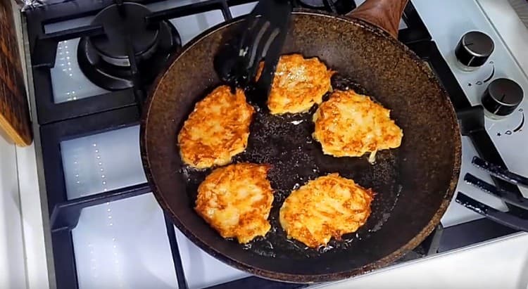 Запържете картофените палачинки от двете страни.