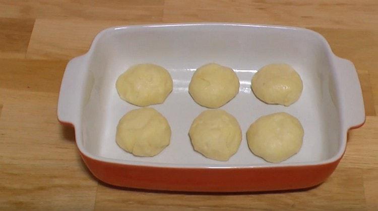 От тесто с мая, приготвено на вода, можете да печете и рулца, и пайове.