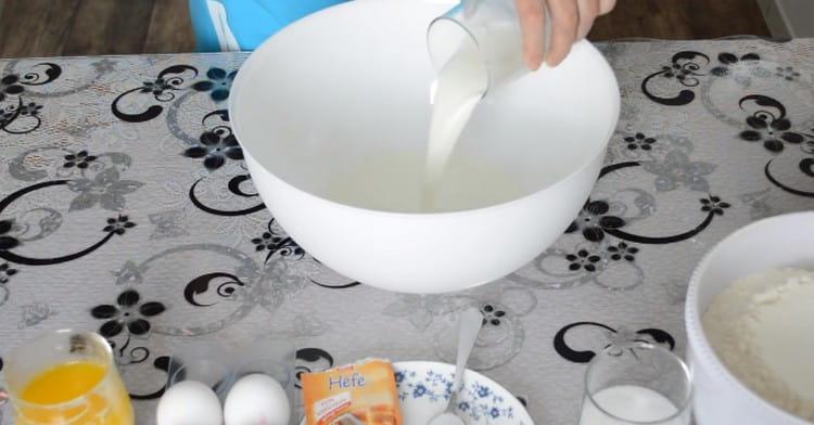В купа смесете топъл кефир и мляко.