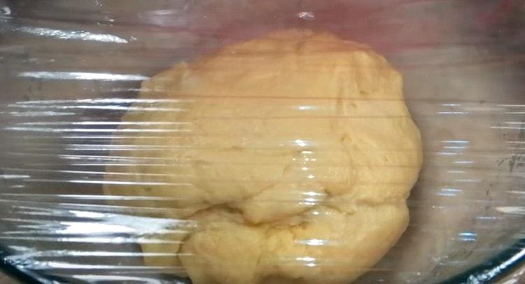 Омесете тестото и отново го оставете в купа, на топло място.