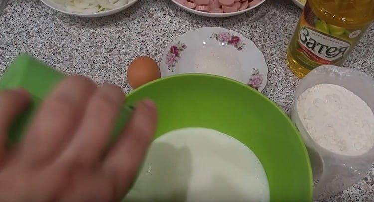 Изсипете кефир в купа.