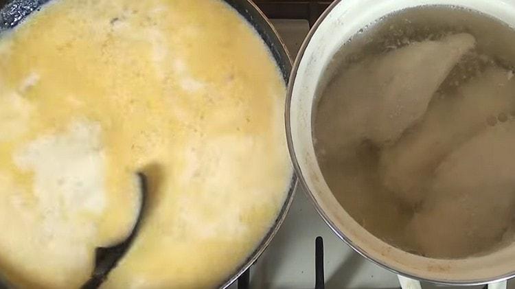 Добавете сметана и гответе няколко минути.