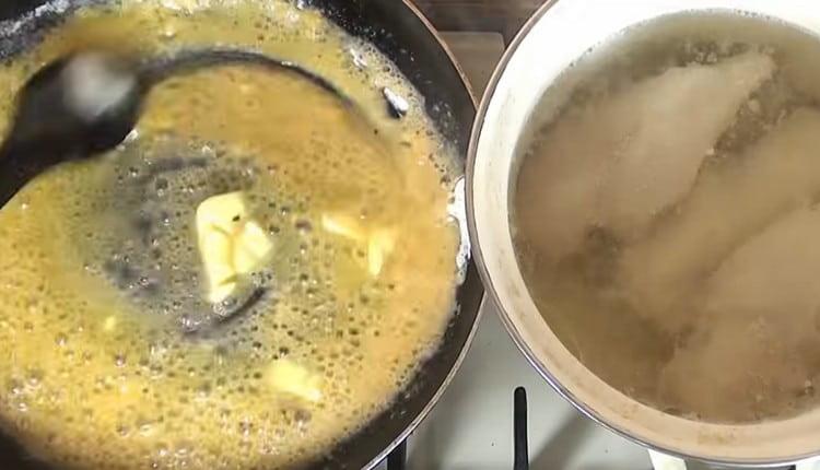 Добавете парче масло към брашното и го оставете да се разтопи.