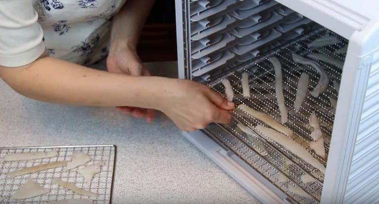 Инсталираме решетки за калмари в сушилнята и я включваме за 3-5 часа.
