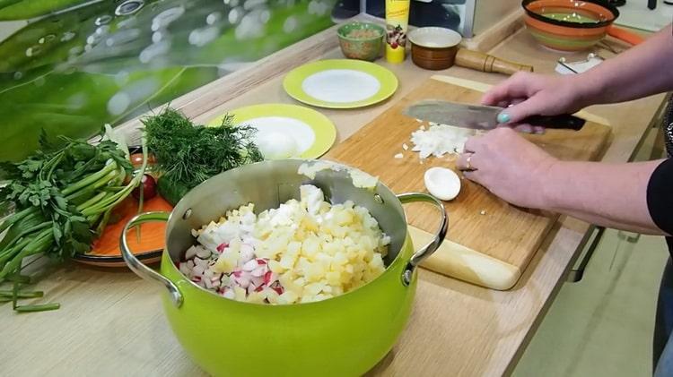 За да готвите okroshka, котлет яйца