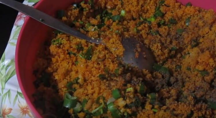Сол и черен пипер маса на вкус.