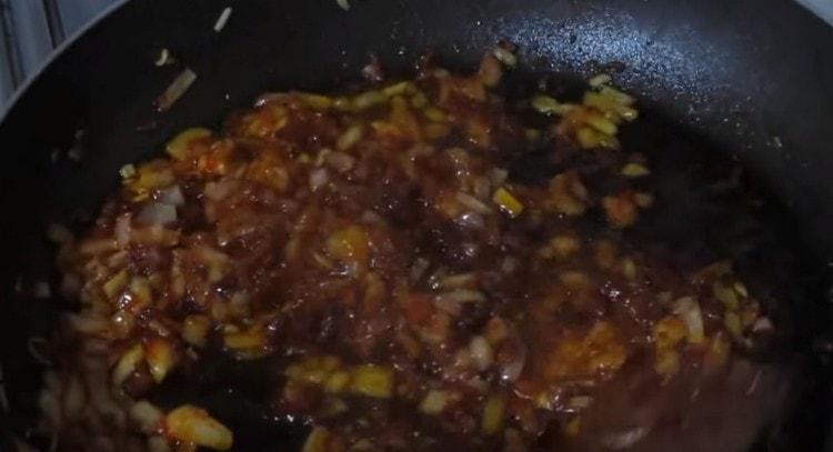 Запържете лука с доматеното пюре.