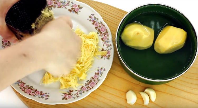 Настържете картофи.
