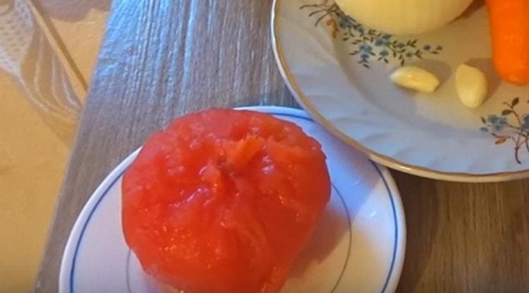 Смелете доматите.