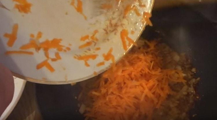 На следващо място, добавете морковите.