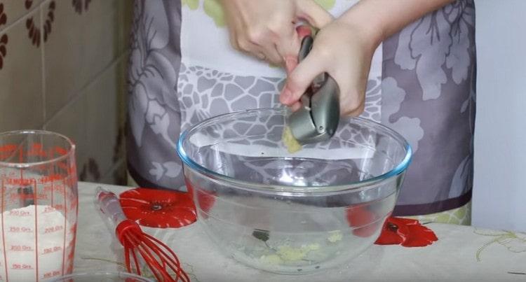 Изстискайте чесъна в купа за тесто.