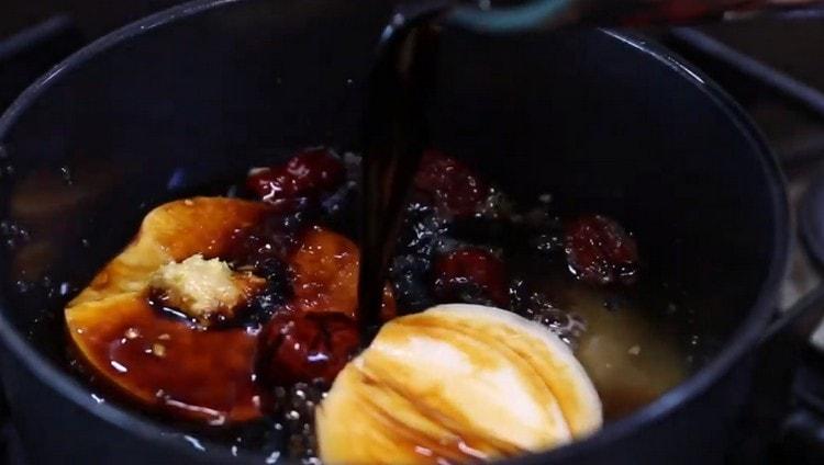 Добавете вода, соев сос.