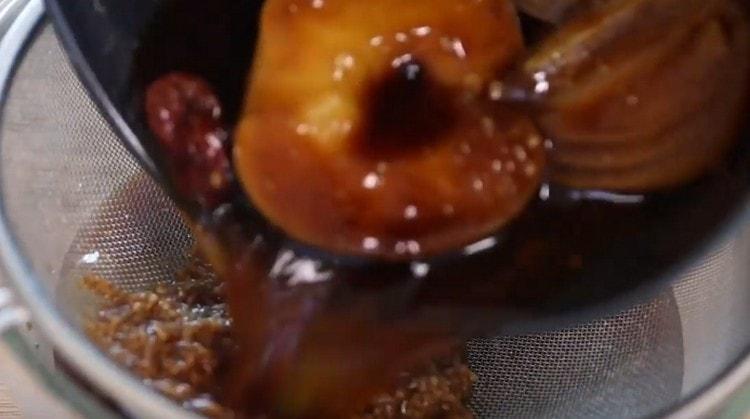 Филтрирайте маринатата и я охладете.