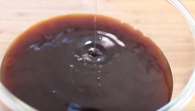 смесете марината с бяло вино.