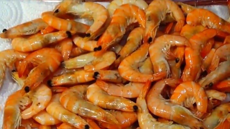 Прехвърляме измитите морски дарове върху хартиени кърпи.