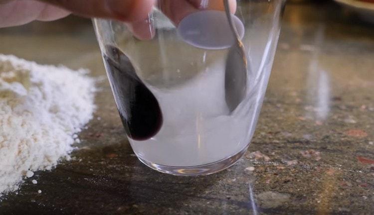 Солта се разтваря във вода.