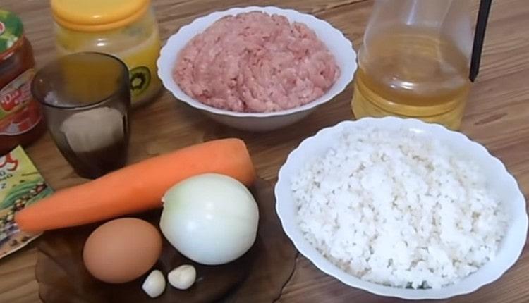 Сварете ориза предварително, нарежете лука и чесъна.