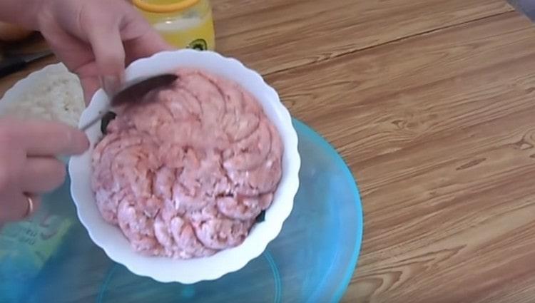 Сложете мляното пиле в купа.