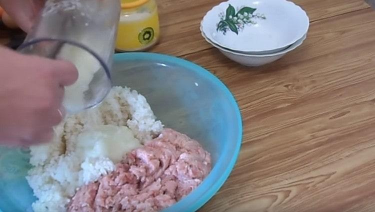 Към каймата добавяме ориз, както и нарязан лук с чесън.