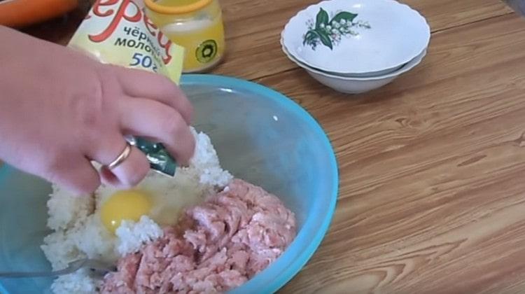 Добавете яйцето, черния пипер и солта.