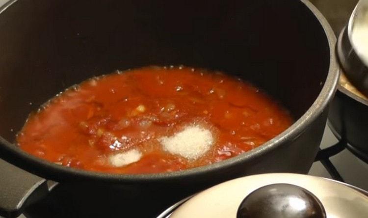 За да балансирате вкуса, добавете захар към соса.