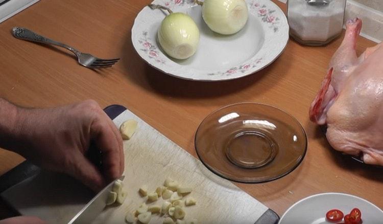 Нарязваме и чесъна.