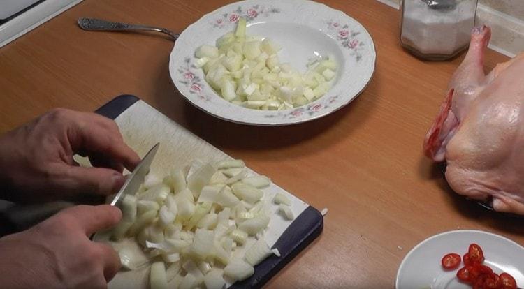 Нарежете лука.