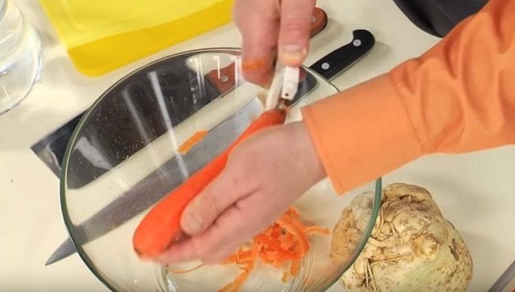Почистваме моркови.