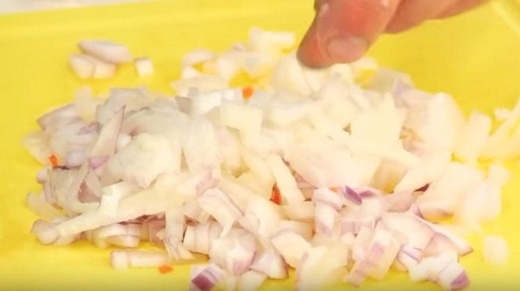 Нарязваме и лука.