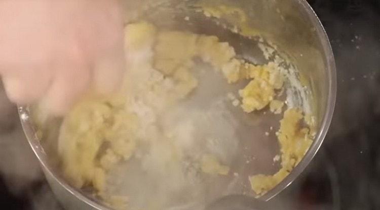 Добавете брашното към маслото и го варете.