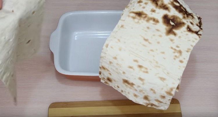 Питата хляб се нарязва на парчета, съответстващи на размера на съда за печене.