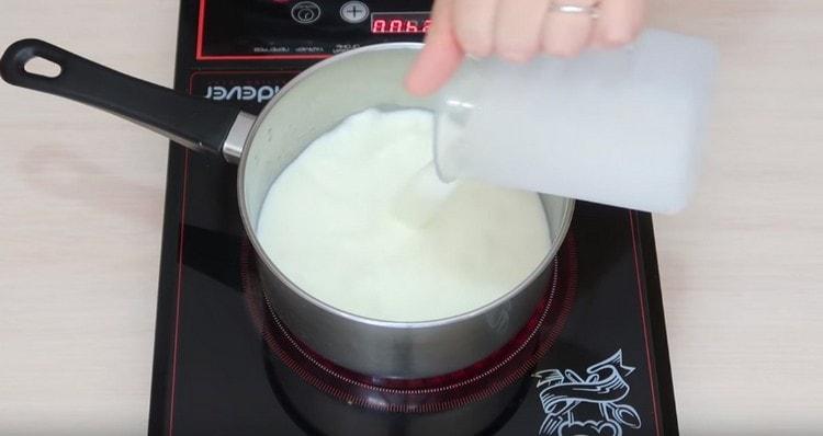 Слагаме в тенджера за загряване на млякото на печката.
