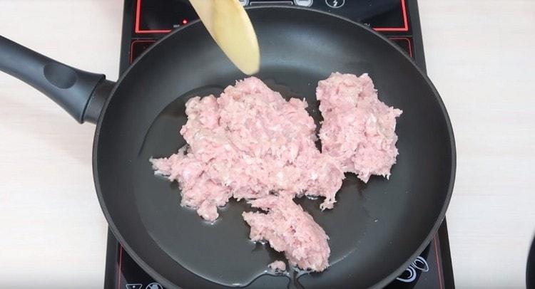 Разстелете каймата върху тигана.