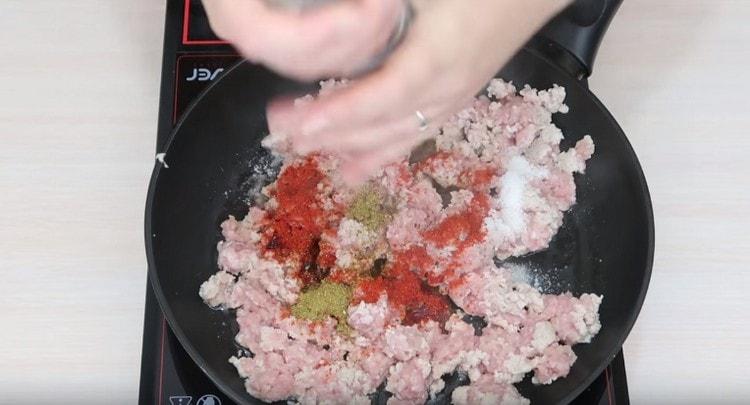 Добавете подправки и доматено пюре към каймата.