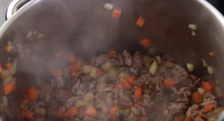 На следващо място, добавете кайма в яхнията.