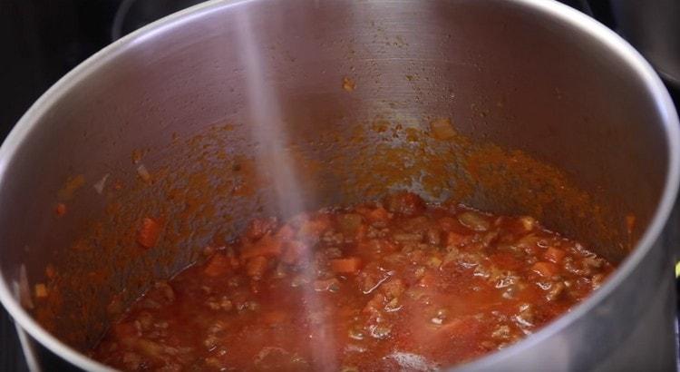 В края на готвенето посолете и посолете соса Болонезе на вкус.