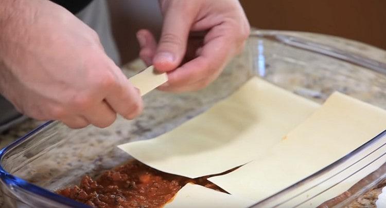 На следващо място, изложете листовете лазаня.