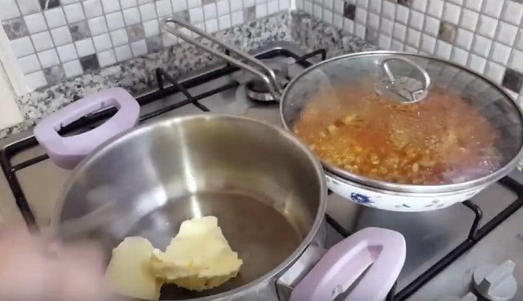 Отделно удавете масло в тенджера.