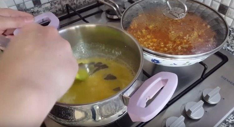 Добавете брашното към разтопеното масло и разбъркайте.