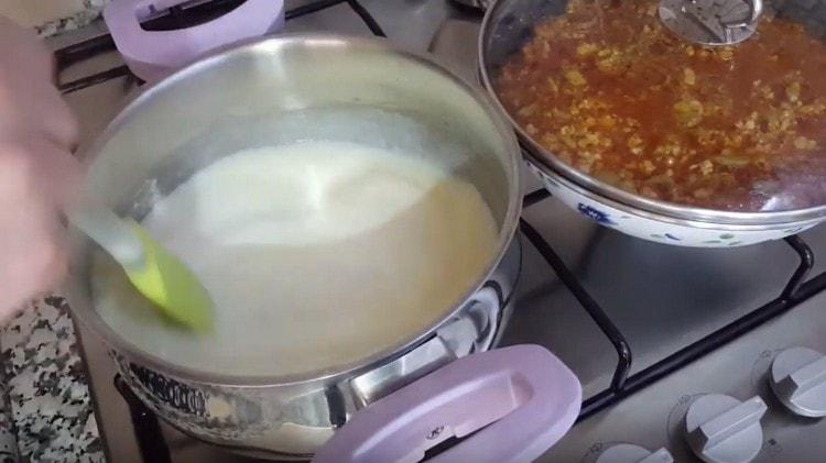 Добавете млякото и като разбърквате, гответе соса.
