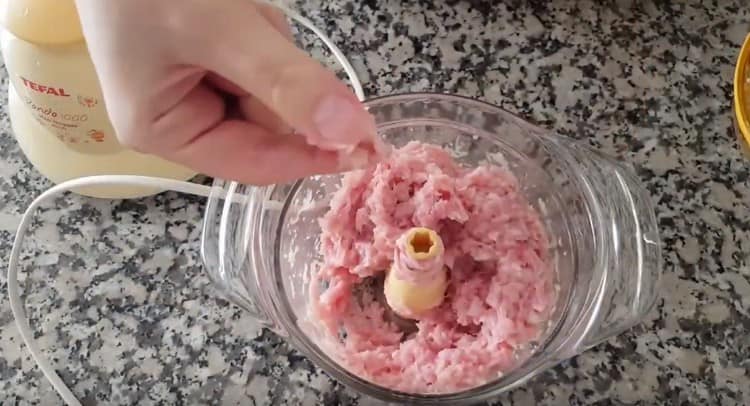 Смелете пилето до състояние на кайма.