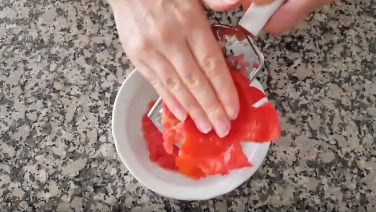 Натрийте домата на ренде.