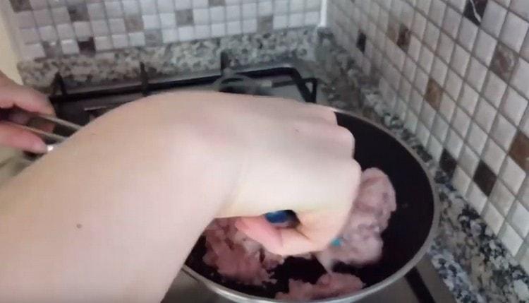 Запържете каймата, без да добавяте олио.
