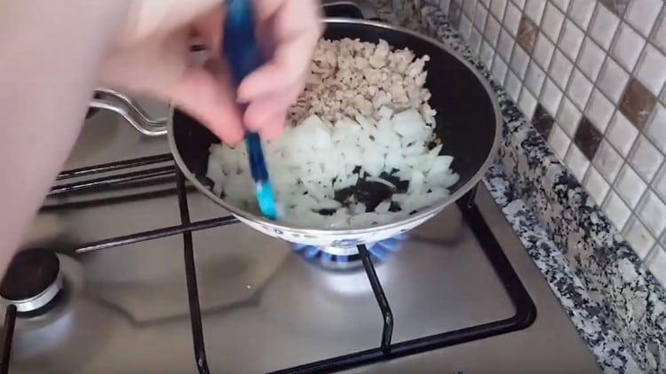 Добавете лука в тигана и запържете.