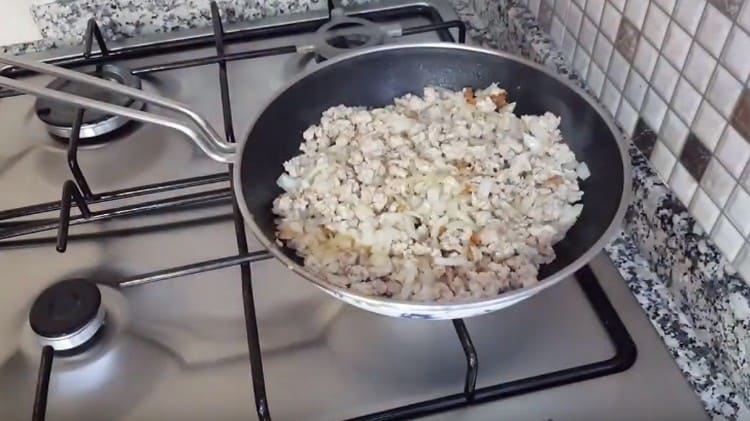 Разбъркайте лука с пилешкото месо и запържете.