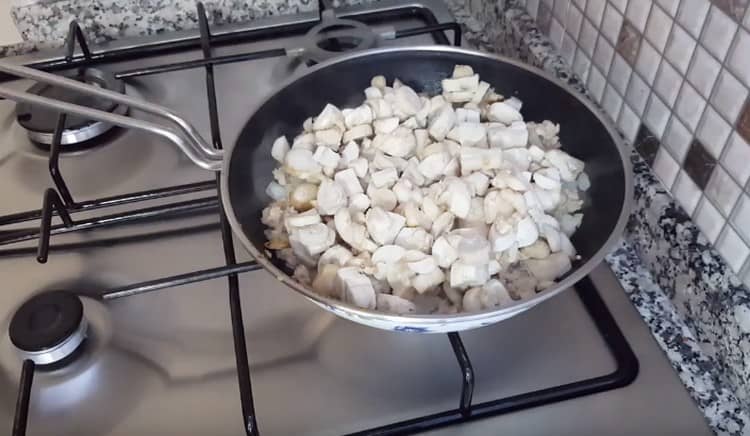 Добавете нарязаните гъби.