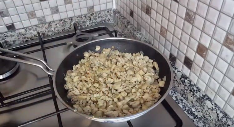 Запържете пилето с гъби, докато влагата се изпари.