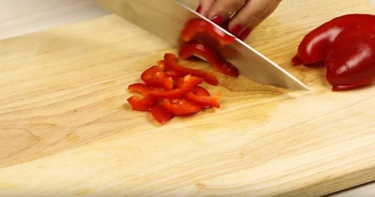 Нарежете чушката на ивици.